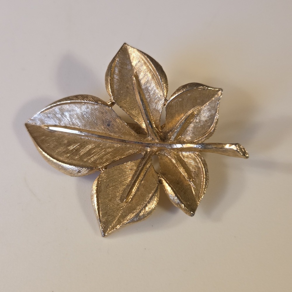 Vintage Unsigned Stylized Gold Tone 5 Point Leaf 2" Brooch‎ Pin
